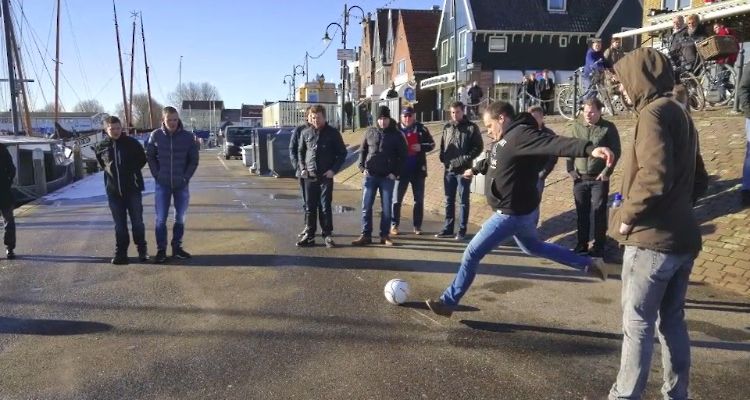 Bal in de botter schieten