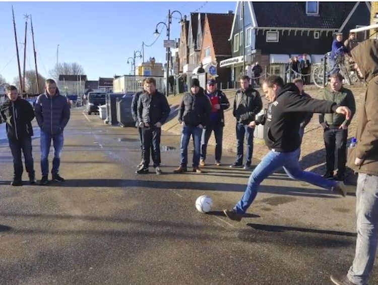 Bal in de botter schieten