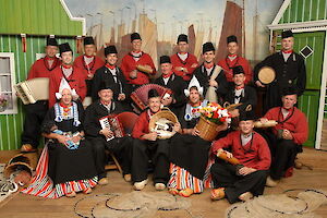 Vriendenuitje op de foto in Volendammer klederdracht