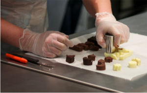 Een van de dames maakt een workshop chocolade tijdens een workshop