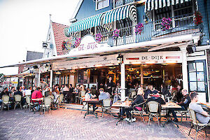 Het is genieten op de Dijk in Volendam