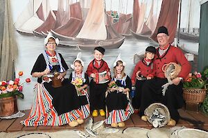 Op de foto in Volendammer klederdracht