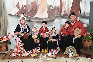 Foto in klederdracht tijdens het 100%NL arrangement